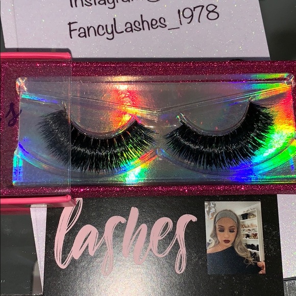 Lashes - Picture 1 of 4